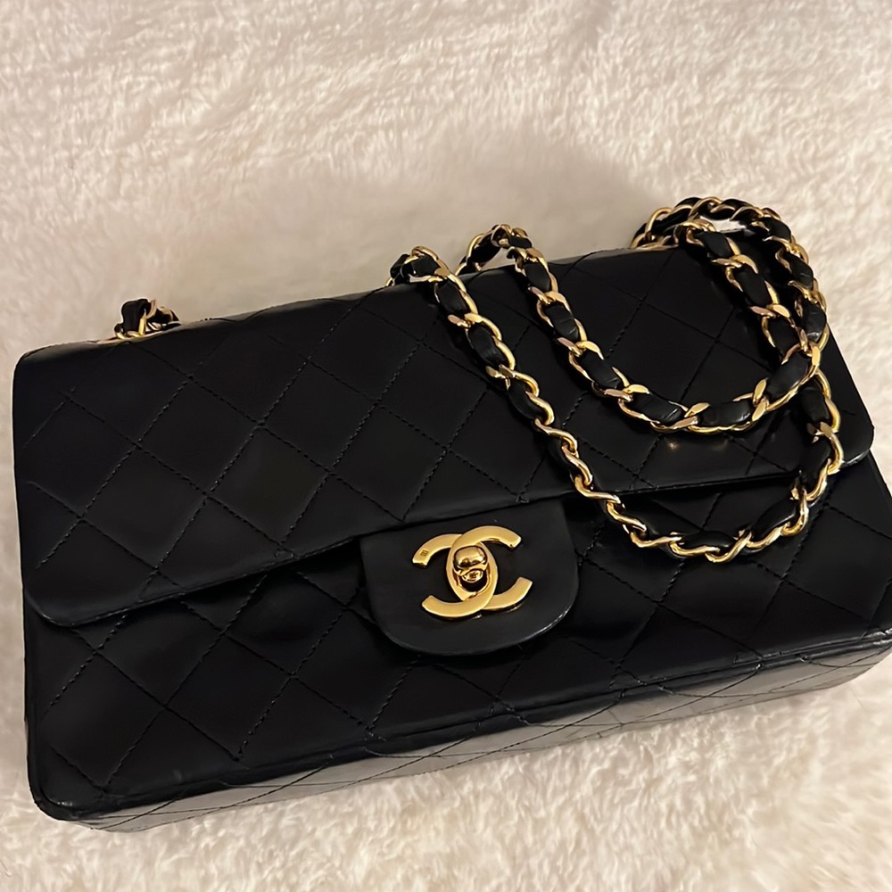 Chanel vintage Lambskin double flap crossbody purse size: medium